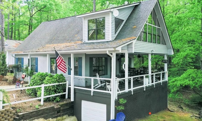 Iuka Cabin | Bright Aqua Yacht Harbor Pickwick Lake Lakeview Home Boat Garage Sleeps 10+