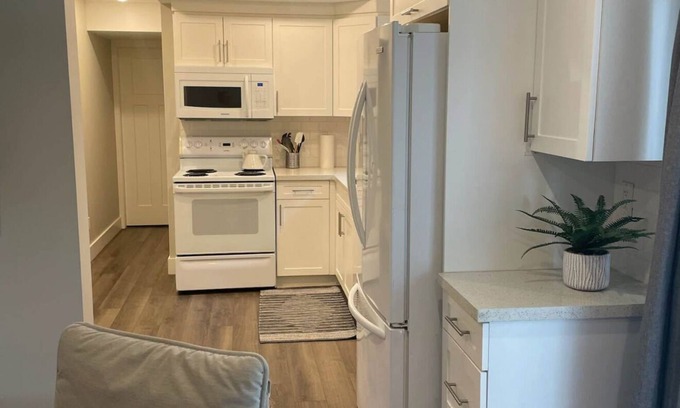 Delta House | Bright, beautiful and cozy basement suite