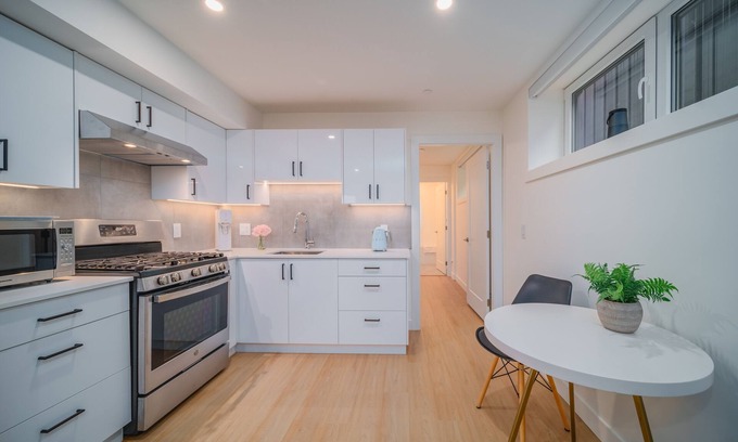 Grandview-Woodland House | Bright & Beautiful suite in vibrant Hastings Sunrise 15 min Downtown. 5 min PNE