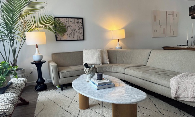 Highlands House | Bright Beautiful Townhouse, Walk To Beach & Ferry!