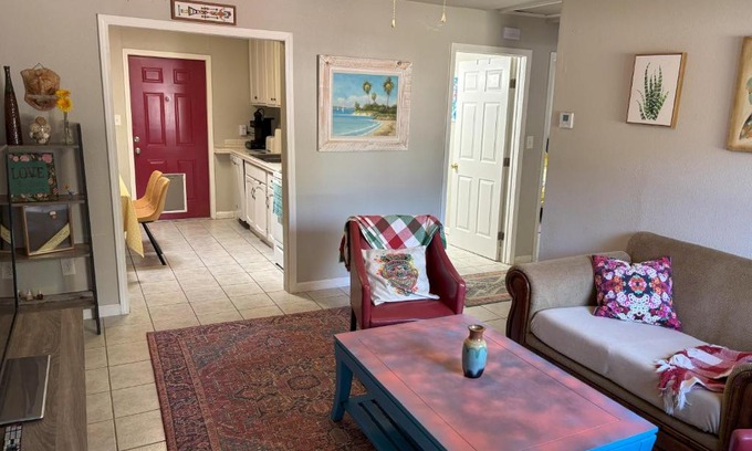 Gulf Breeze Apartment | Bright & Breezy Cottage