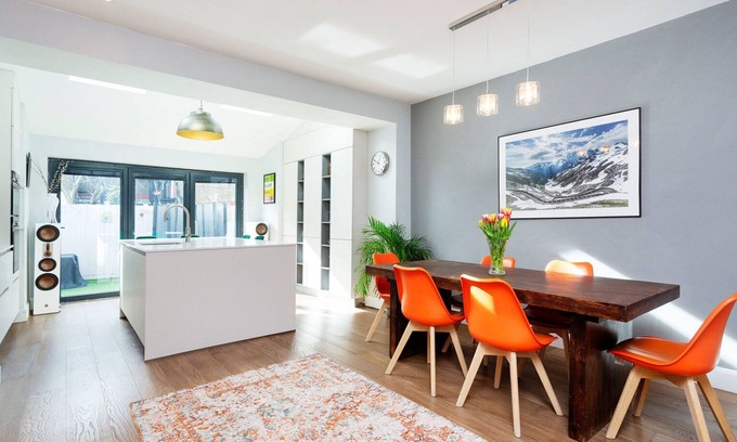 Earlsfield House | Bright by Wimbledon Park, by Veeve