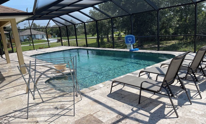 Port Charlotte - Charlotte Harbor House | ☀️ Bright & Cheerful 4 Bedroom Home with a Pool sleeps 10💦