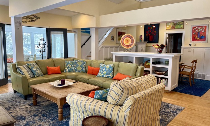 Union Pier House | Bright, Colorful, Cozy Home Close To Beach, Town And Activities.