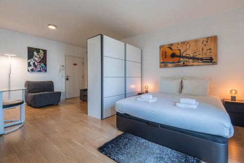 Falca Apartment | Bright & Comfy Flat in Lisbon by LovelyStay