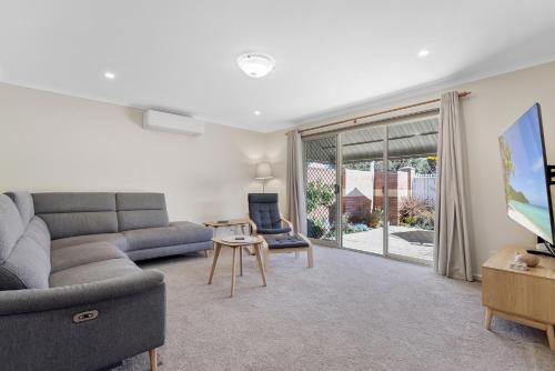 Churchlands House | Bright Family Stay with Outdoor Space