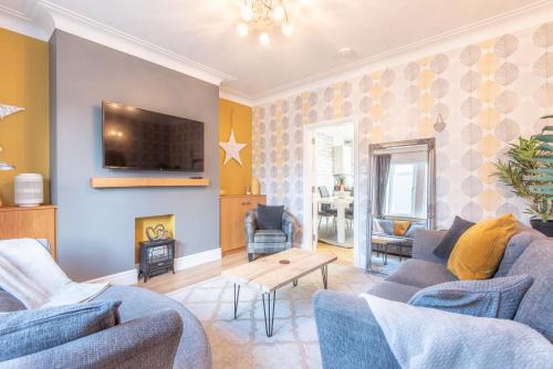 Montrose Apartment | Bright, fresh, renovated 3 bedroom apartment in the heart of Montrose
