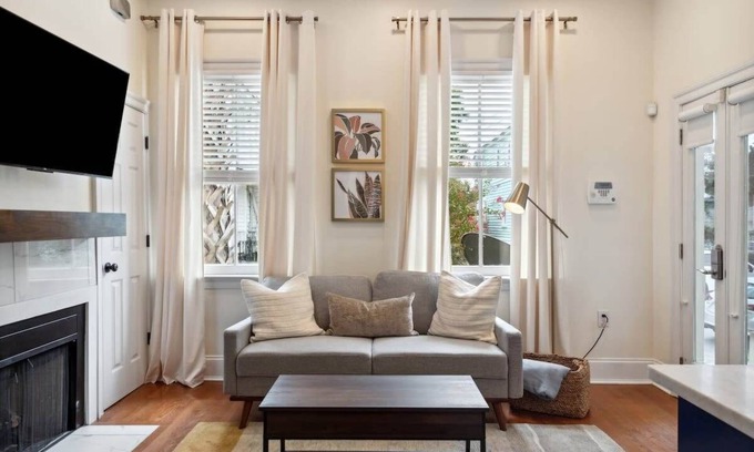 Westside Apartment | Bright & Fun 1 Bedroom Monthly Rental