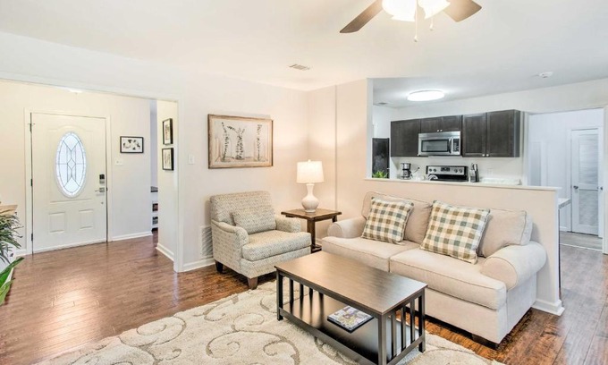 Hinesville House | Bright Hinesville Home, 43 Mi to Savannah!