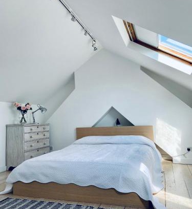 Southfields House | Bright loft room near Wimbledon tennis