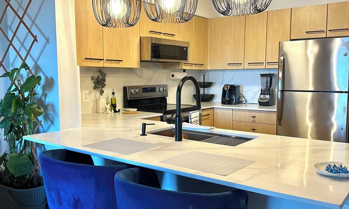 Sappertown Apartment | Bright Modern Condo Near SkyTrain & Hospital