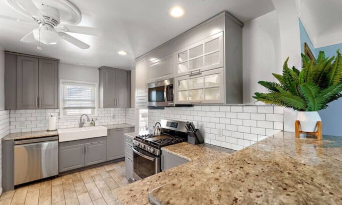 St. Louis Park House | Bright & Modern | Centrally Located