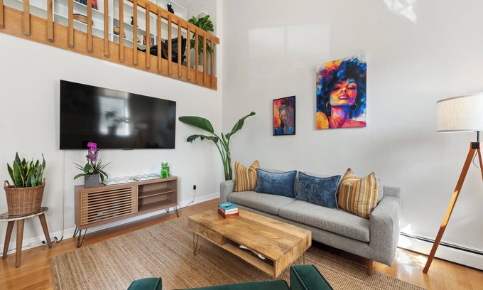 Downtown Condo | Bright & Modern Condo By Yale 3 Bedrooms,GYM, AC, Prime Location