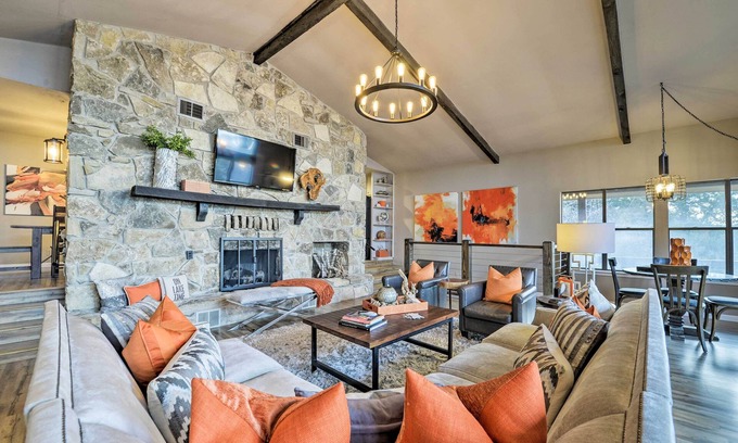 Granbury House | Bright n’ Breezy Waterfront Lake Granbury Getaway!