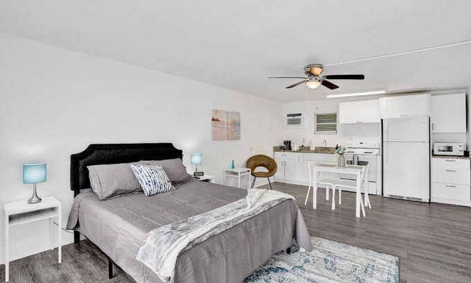Pompano Beach Apartment | Bright Pompano Beach Aparthotel: Poolside Bliss Just Steps from the Shore!