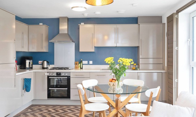 Gifford Apartment | Bright remote work haven | Close to Arthur's Seat & Holyrood Palace | 2 bedrooms