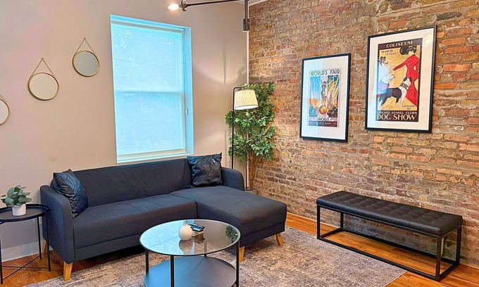 Pilsen Apartment | Bright & Roomy 4BR in Pilsen