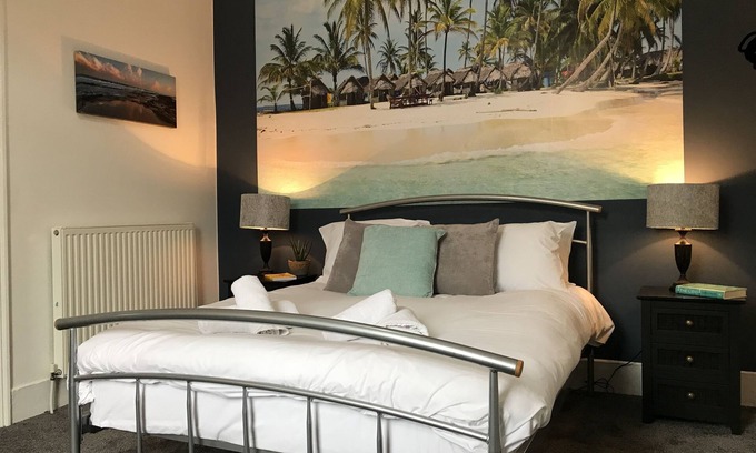Preston House | Bright Spacious 3-bed with office & patio, Preston