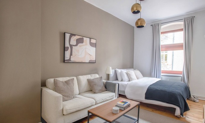 Steglitz Apartment | Bright Steglitz Studio nr Schloßstraße, by Blueground