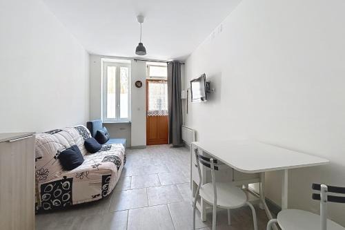 Coursan Apartment | Bright studio in Coursan close to activities