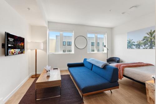 Hollywood Apartment | Bright Studio on Sunset Blvd Pool, Parking, Gym