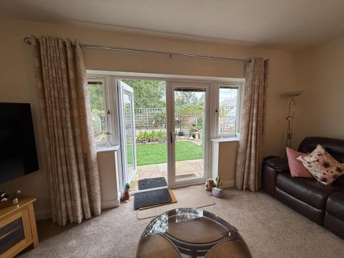 Rampton House | Bright, Stylish 1-Bed Bungalow with Private Garden