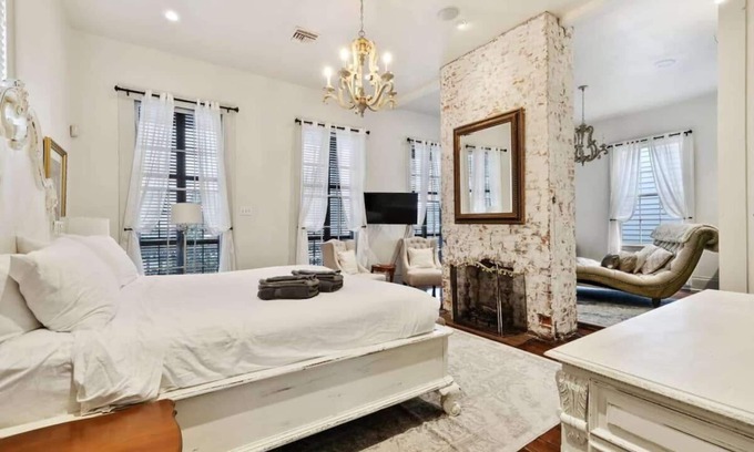 Lower Garden District Villa | Bright Villa w Heated Pool & Pool Table 5br|4ba