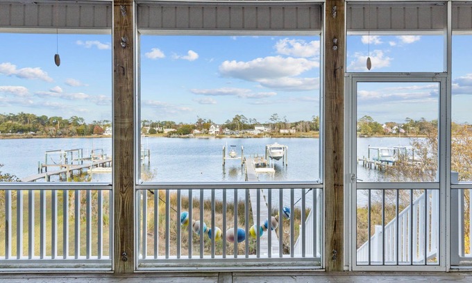 Newport House | BRING THE BOAT ! GORGEOUS PET FRIENDLY HOME ON THE SOUND