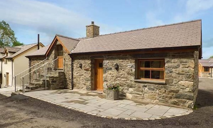 Cwmtirmynach Cottage | BRIWS, pet friendly, luxury holiday cottage, with hot tub in Llangwm