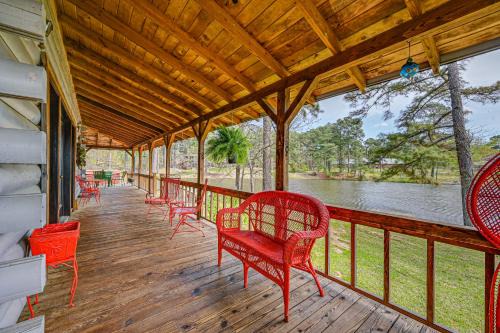 Broken Bow House | Broken Bow Cabin with Hot Tub and Fishing On-Site!