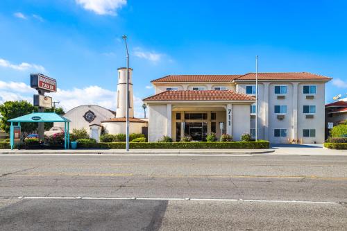 Sherwood Forest and Thistle Development Hotel | Brookhurst Plaza Inn