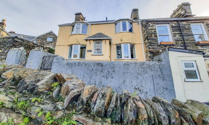 Penrhyndeudraeth House | BRYN BETHEL, pet friendly, with a garden in Penrhyndeudraeth