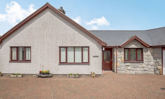 Bala Cottage | BRYN LLAN, family friendly, with a garden in Bala