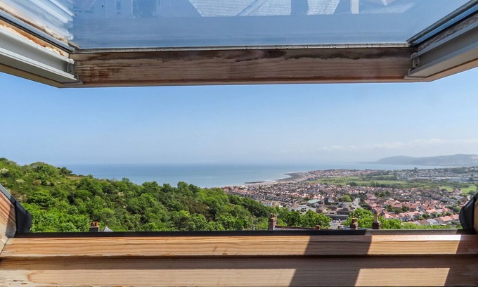 Penrhyn Bay Cottage | BRYN TIRION - PENRHYNSIDE, pet friendly, with a garden in Llandudno