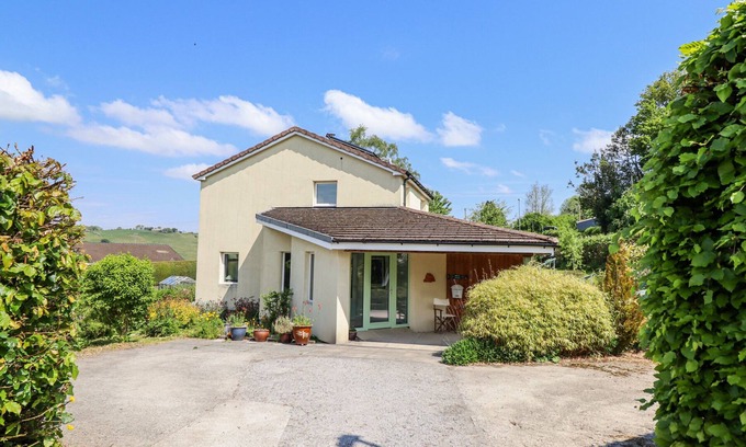 Welshpool House | BRYNAWEL, pet friendly, with open fire in Llanfair Caereinion