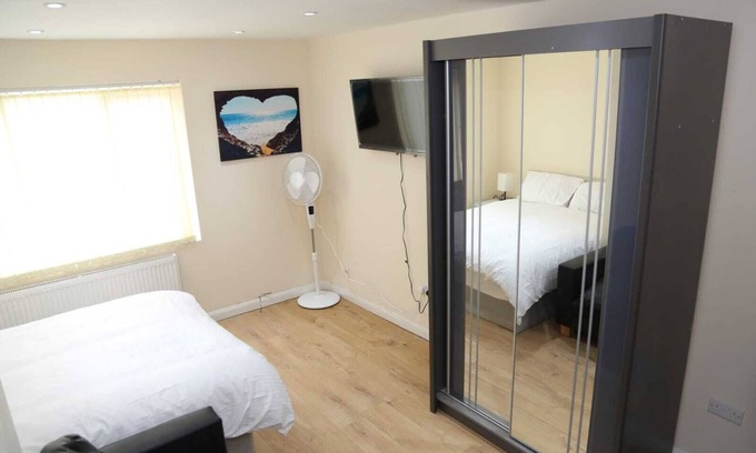 Thamesmead House | Budget 4-bedrooms In Thamesmead