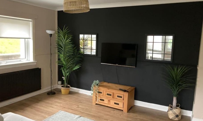 Clydebank Apartment | Budget friendly apartment with stairs Near Glasgow airport and Loch Lomond