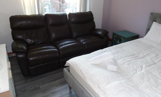 Farnworth House | Budget Rooms