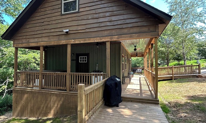 Jasper Cabin | Buffalo Mist Cabin w/Hot tub, Fire pit, sleeps 6