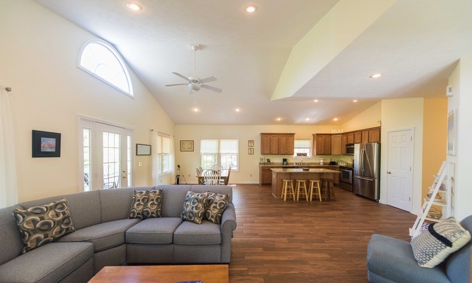 Grand Rivers Cottage | Built in 2007 - 4 BR/3 BA Lakeview in Grand Rivers - The Only City on Both Lakes