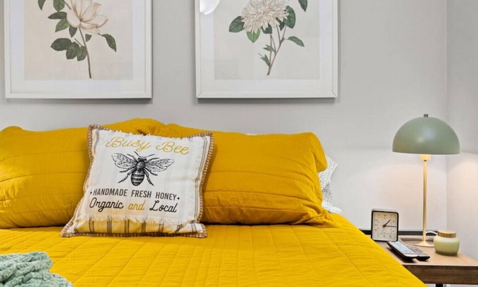 Peoria Heights House | Bumble Bee Cottage - Quiet comfort for 2