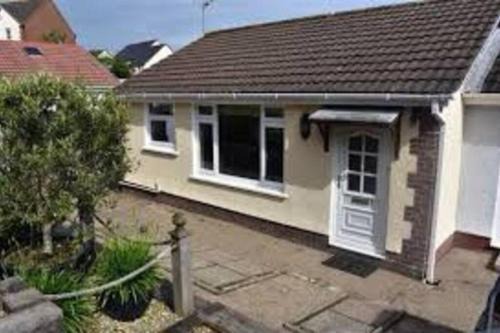 Mumbles Apartment | Bungalow a few minutes from the sea.