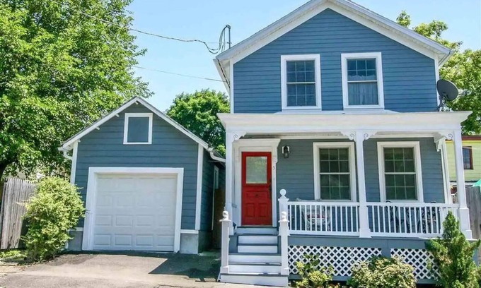 Oakdale House | Bungalow Hudson - cozy 3 BR house with huge garden - steps from Warren Street!