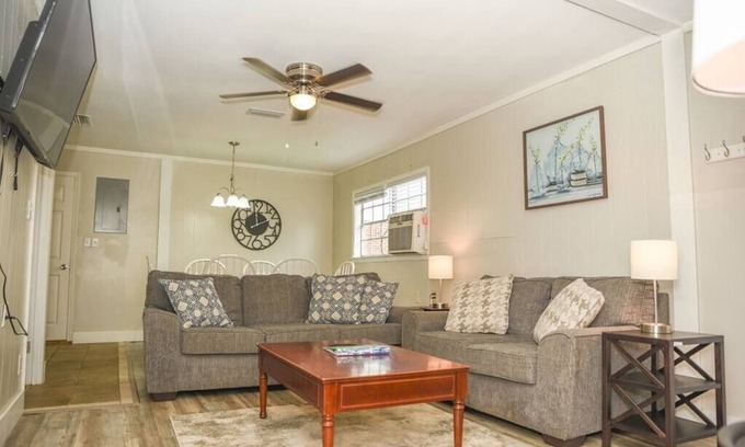 Grand Bay House | Bungalow near Main Street - #2