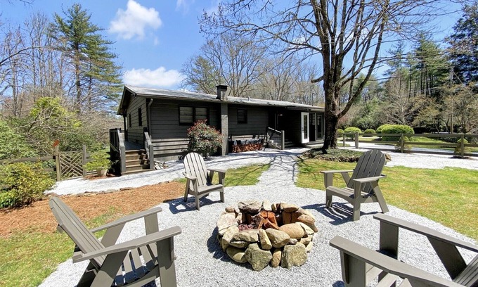 Highlands Hills Cabin | Bungalow on Crowe | 2 Bed, 3 Bath