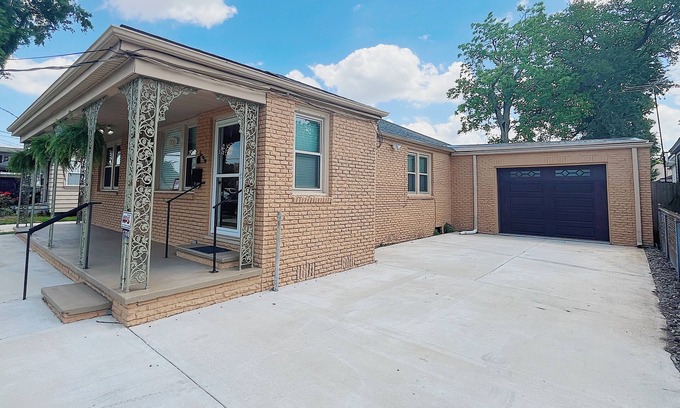 Kenner - Louis Armstrong International Airport House | Bungalow On The Blvd - Perfect for long stays, TVs in every room, ample parking!