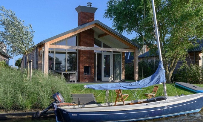Akkrum House | Bungalow with a terrace near the Sneekermeer
