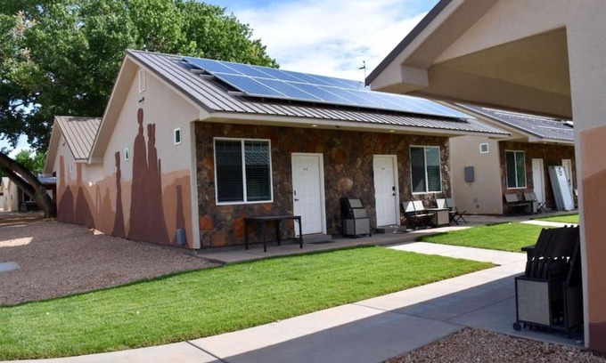La Verkin House | Bunkhouse 7A With Shady Trees