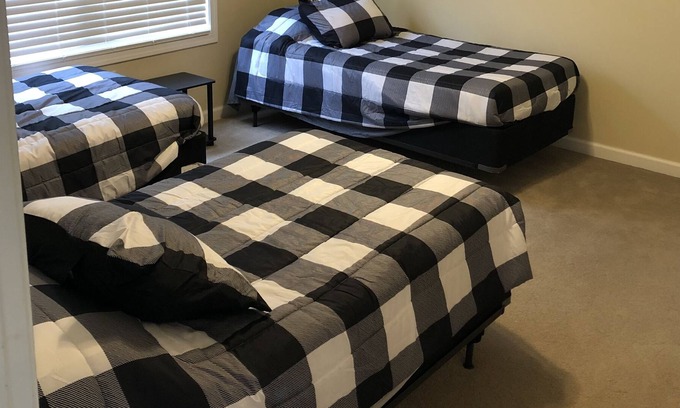 Hopkinsville House | Bunkhouse w/ fire pit