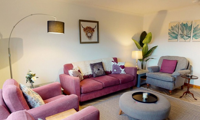 Aviemore Ski Chalet | Burnside Pines - modern Aviemore home with sauna & EV charger